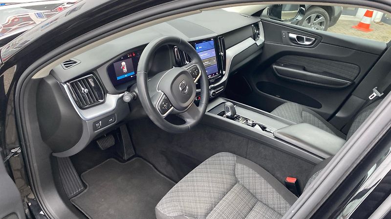 Volvo XC60 MOMENTUM PRO, B4 AWD, 145+10 k - fotka 6 z 24
