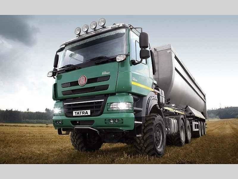 Tatra Force 8x8 – vozidlo pro přepravu potrubí.