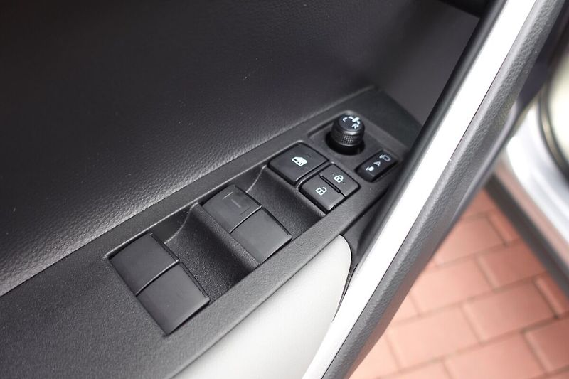 Toyota Corolla Cross 1,8 HEV Comfort Tech FWD - fotka 10 z 33
