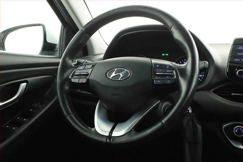 Hyundai i30 (2017) 1.0 T-GDI, Tempomat - fotka 14 z 16