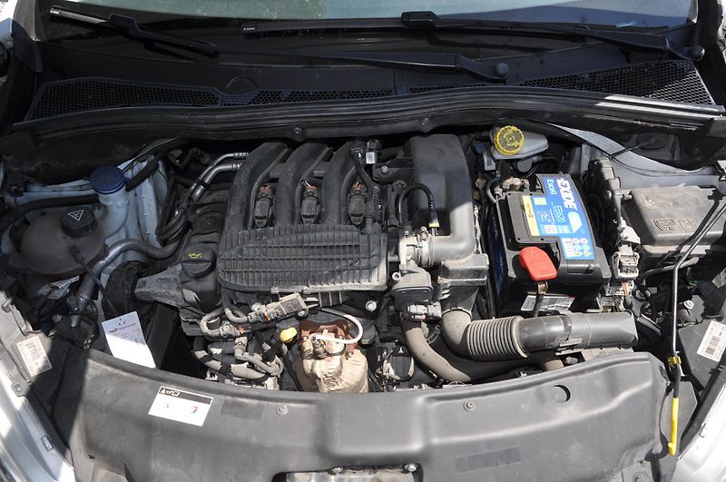 Peugeot 208 1.2i 60kW - fotka 9 z 12