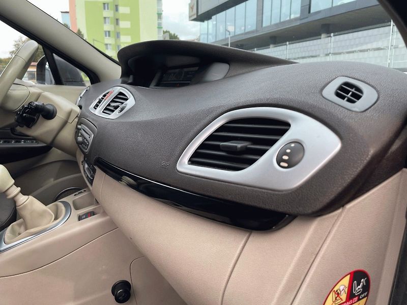 Renault Grand Scénic (2010) 1.5 dCi,78kW,ČR,AC - fotka 30 z 32
