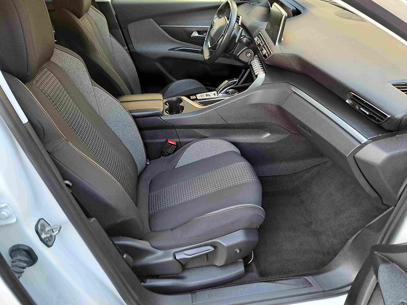 Peugeot 5008 (2020) 1,2 PT EAT8 17ALU PDC NAVI - fotka 10 z 22