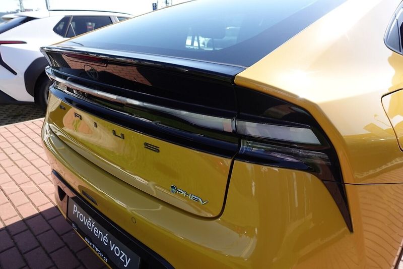 Toyota Prius 2.0 PHEV Executive sada komple - fotka 34 z 35