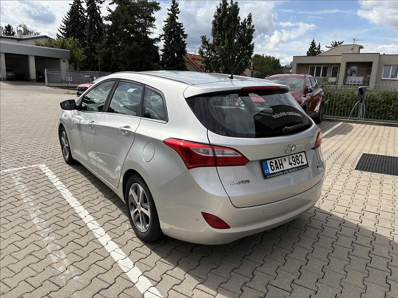 Hyundai i30 1,6 CRDi MT  kombi Weekend - fotka 3 z 16