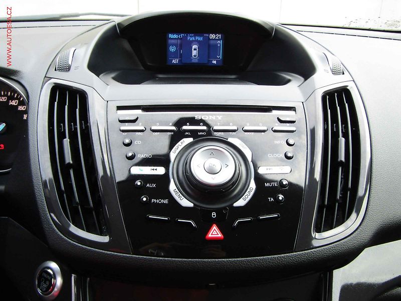 Ford Kuga (2015) 1.5EB, TZ, xenon, park.asist - fotka 16 z 20