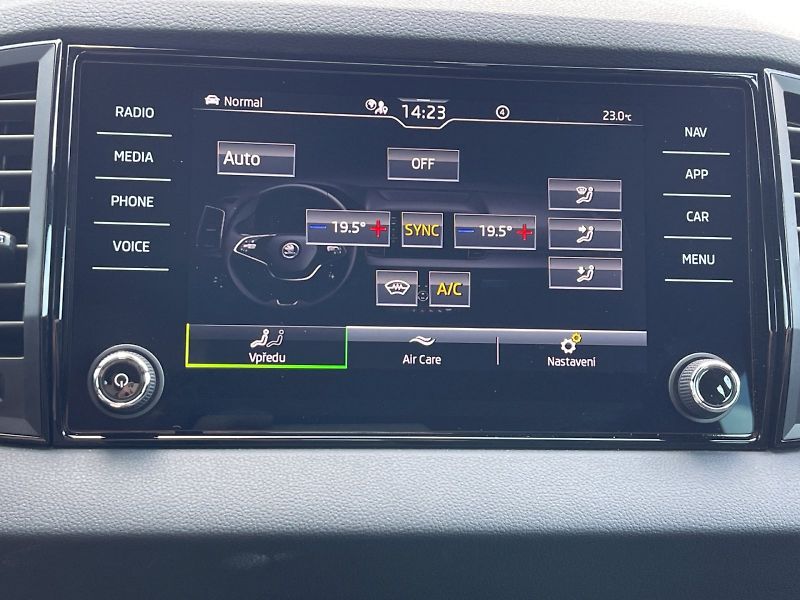 Škoda Karoq (2024) 2.0 TDI 110 kW 4x4 DSG SportLi - fotka 20 z 35