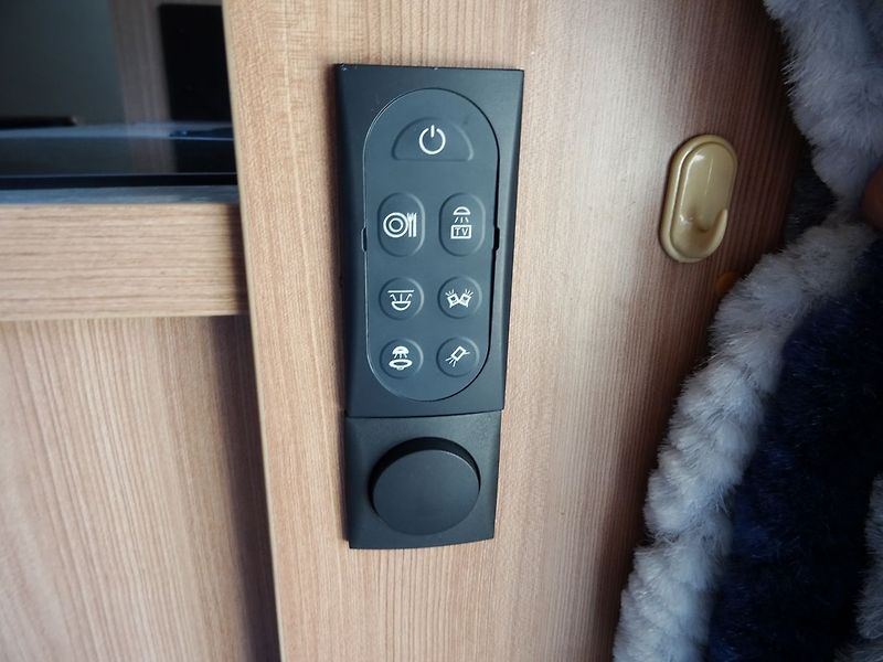 Knaus Südwind 550 FSK Mover 4xlůžko - fotka 25 z 35