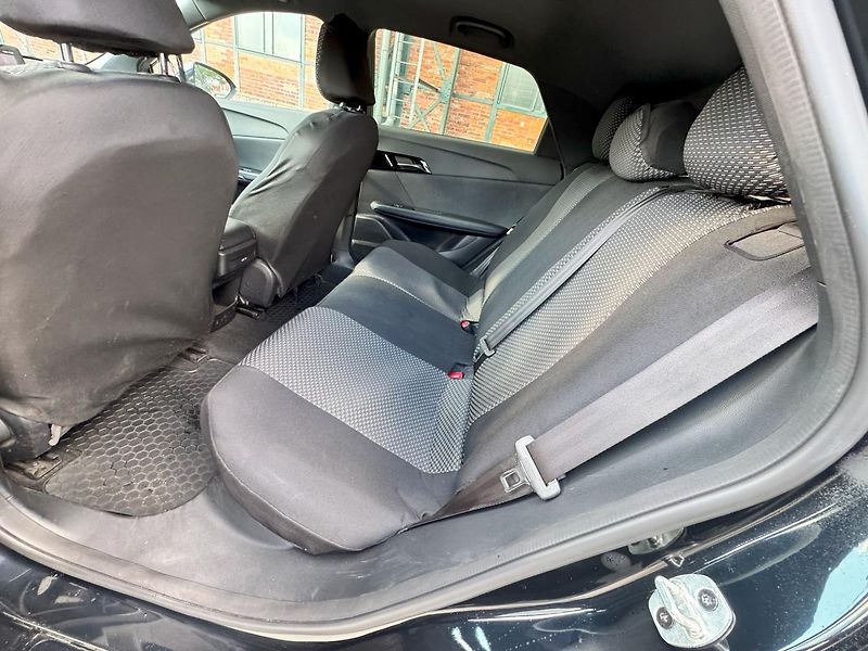 MG MG4 (2023) EV Elegance 64 kW - fotka 7 z 18