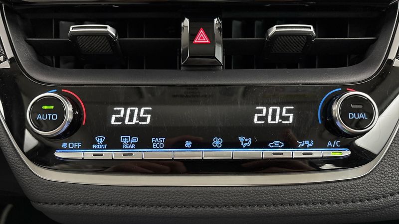 Toyota Corolla 1.8 Hybrid AUT Active Sedan - fotka 13 z 24