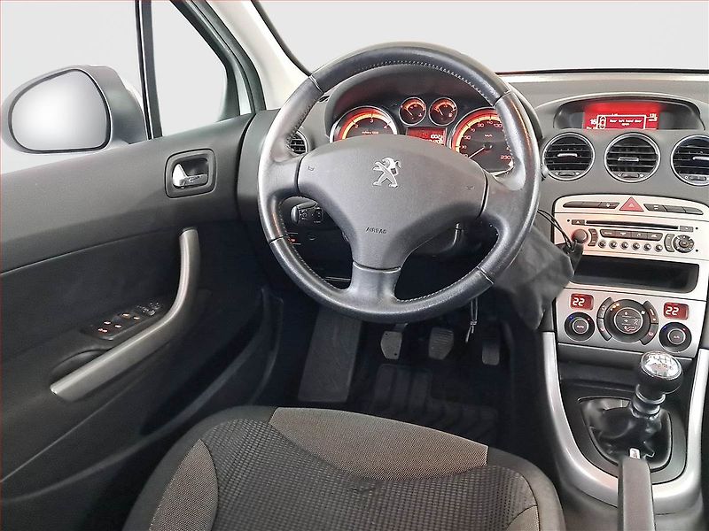 Peugeot 308 (2012) 1.6 HDi, 7 míst, po STK - fotka 7 z 19