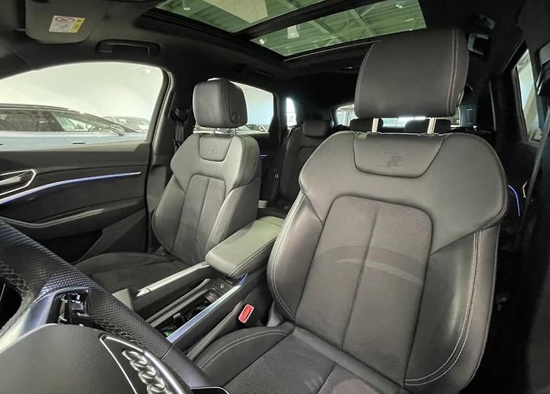 Audi Q8 e-tron 55 Q S-Line 360k Tažné SoH 94% - fotka 19 z 30