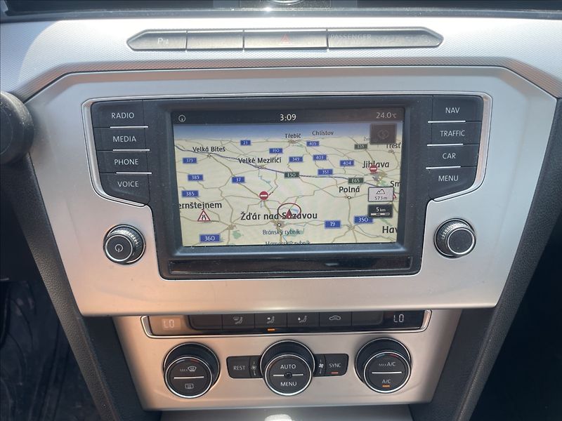 Volkswagen Passat 2,0 TDi 110kw Radar DSG GPS Hi - fotka 18 z 43