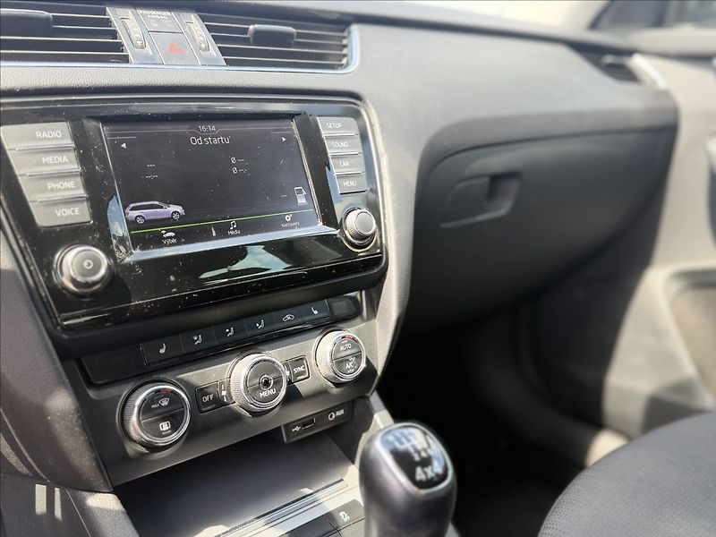 Škoda Octavia 2,0 TDI 4X4 TAŽNÉ 2T - fotka 13 z 24