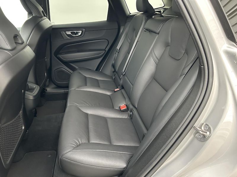 Volvo XC60 2.0 B4 4x4 PLUS  Black - fotka 12 z 29