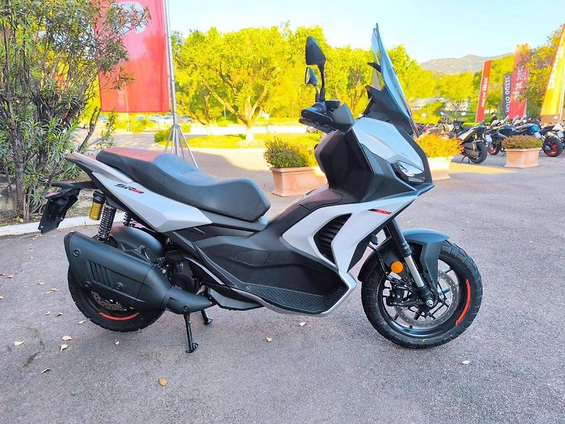 Aprilia (2026) SR GT 400 Dusty Grey - fotka 18 z 18