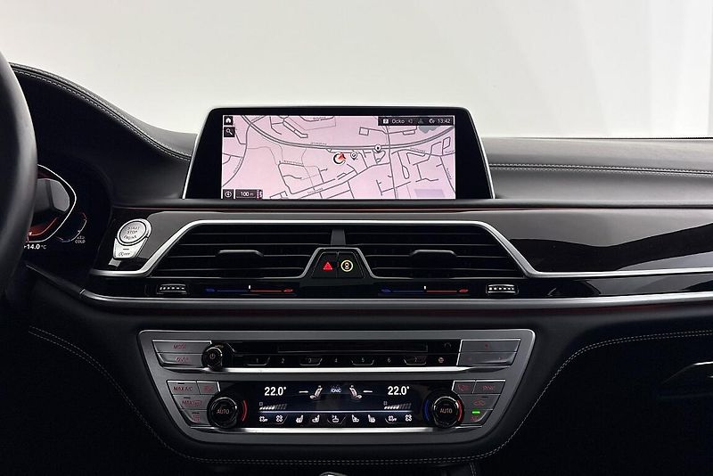 BMW Řada 7 M760Li xDrive - fotka 9 z 22
