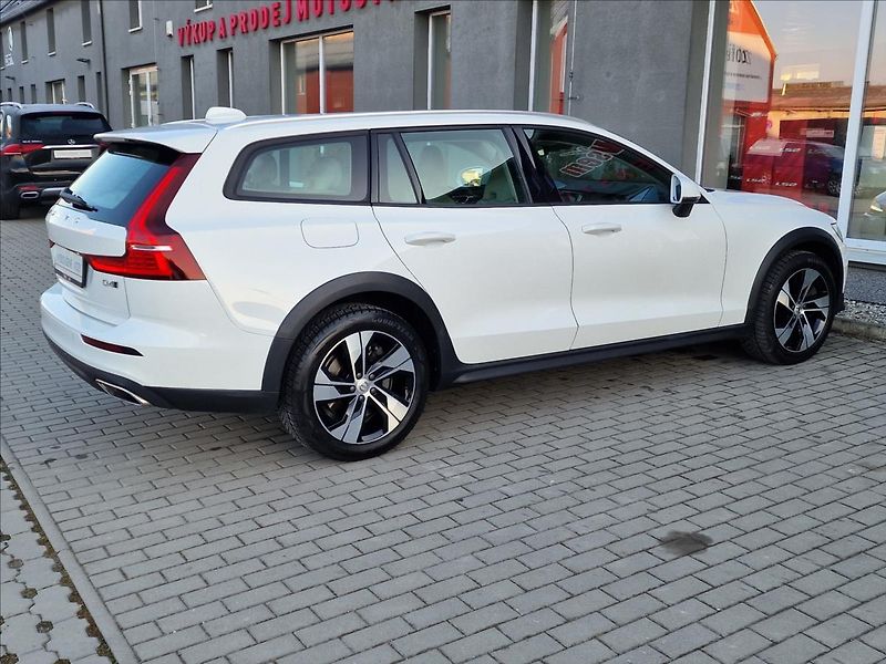 Volvo V60 D4 Cross Country AWD,ČR,1.Maj - fotka 11 z 50