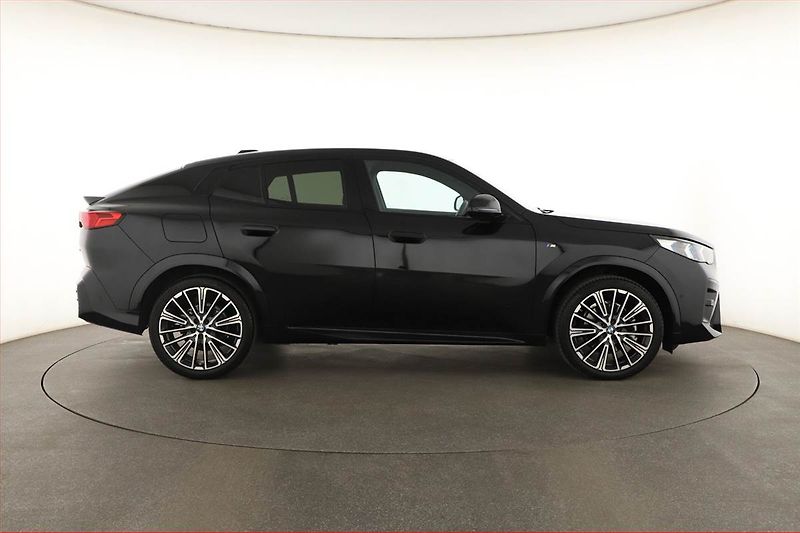 BMW X2 (2024) sDrive20i - fotka 6 z 20