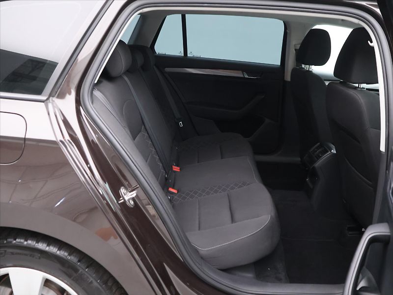 Škoda Superb 1,6 TDI 88kW Aut.klima Tažné - fotka 13 z 19
