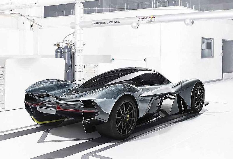 Aston Martin Valkyrie se Serenou Williams.