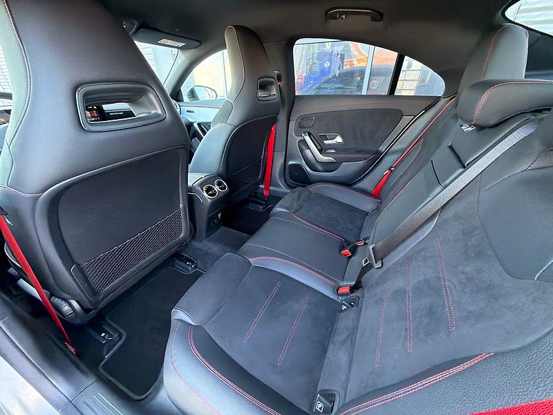 Mercedes-Benz CLA 35 AMG 4MATIC Premium - fotka 27 z 40