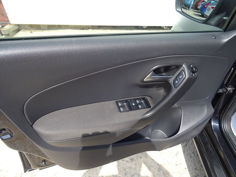 Volkswagen Polo (2011) 1.4i,63kW,s.kniha,klima,ALU - fotka 16 z 23