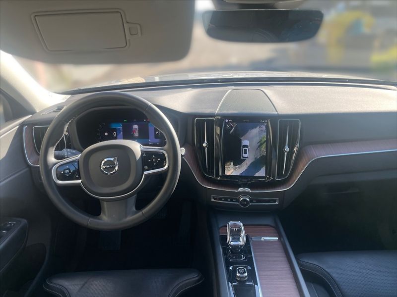 Volvo XC60 2,0 B5 D Plus Bright AWD AT - fotka 9 z 11
