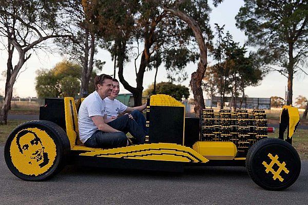 Funkční automobil postavený z Lega.