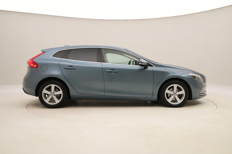 Volvo V40 D2 MOMENTUM CZ 1.maj.REZERVACE - fotka 12 z 44