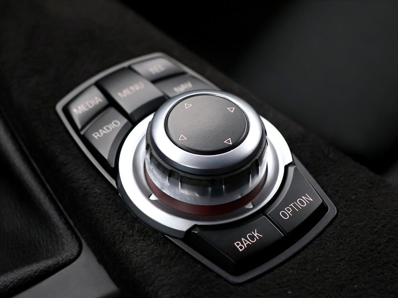 BMW Řada 3 2,0 320i 135kW CZ xDrive Sport - fotka 29 z 38