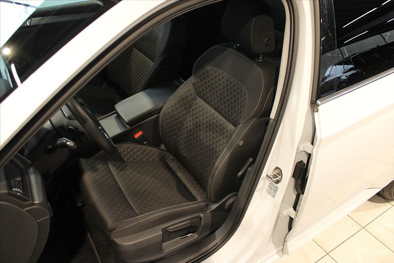 Škoda Superb TDi DSG Combi LED/DPH - fotka 8 z 27