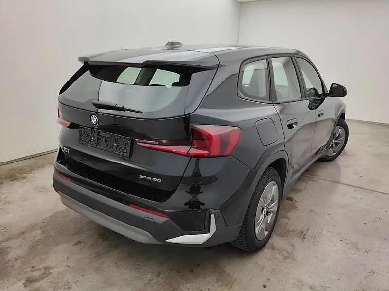 BMW iX1 (2023) xDrive30 - fotka 4 z 7