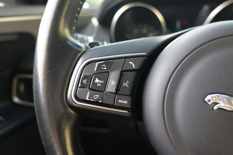 Jaguar XE 20t Prestige Meridian Kůže - fotka 22 z 35