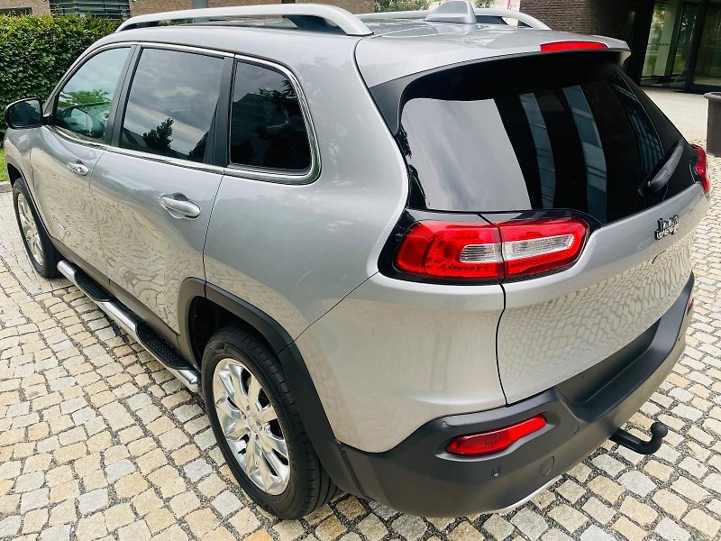 Jeep Cherokee 2.0D 4x4 AUT KAMERA TAŽNÉ LED - fotka 18 z 50