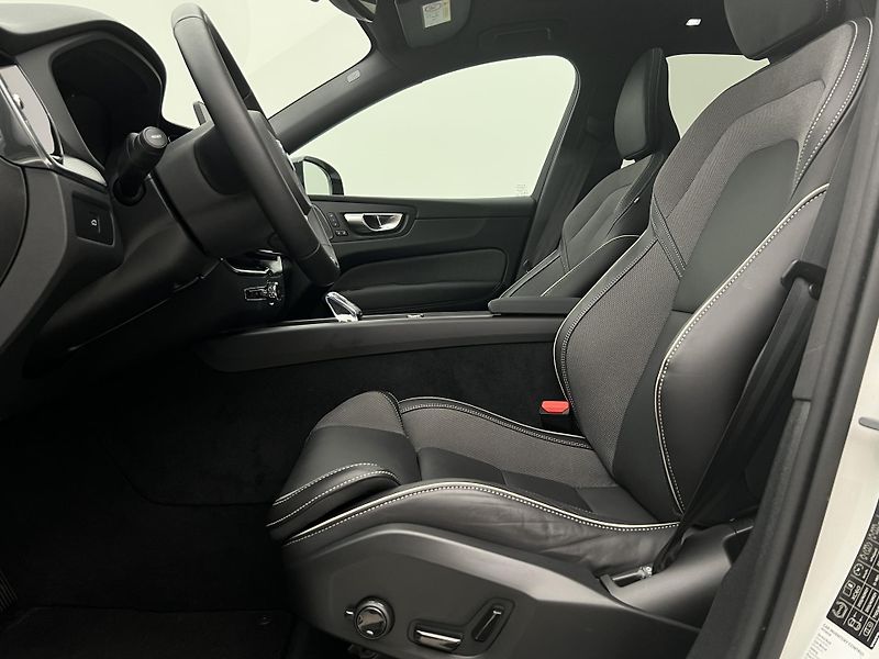 Volvo XC60 B5 AWD BLACK EDITION PLUS AUT  - fotka 3 z 46