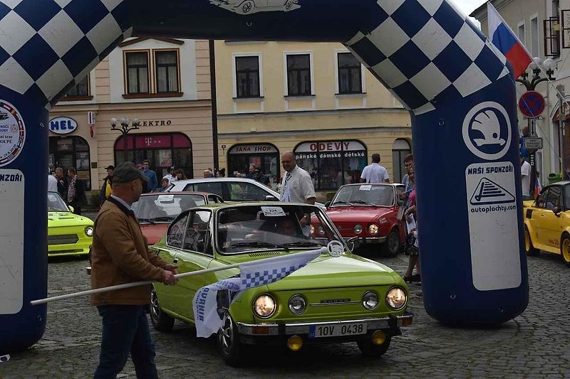 Tři z účastníků srazu před bránou továrny Škoda Auto v Kvasinách