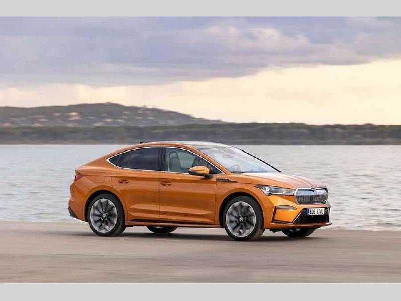 Plně elektrické SUV Škoda Enyaq Coupé iV (na snímku) se představilo v roce 2022 a vzbudilo u zákazníků velký zájem. Automobilka zrychluje svoji elektrickou ofenzivu: do roku 2026 představí tři zcela nové elektrické modely a další budou následovat.