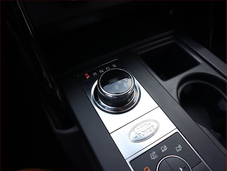 Land Rover Discovery (2018) 2.0 Si4 - fotka 13 z 21
