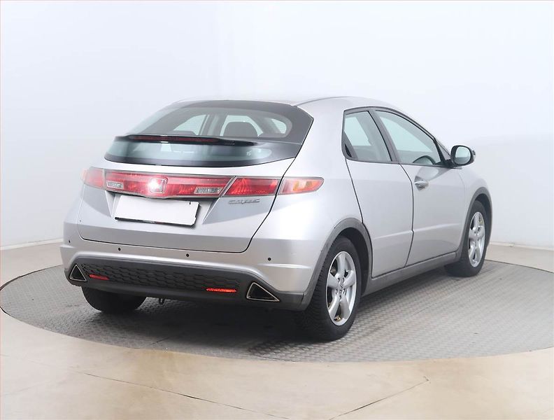 Honda Civic (2008) 1.8 i, po STK, slušný stav - fotka 5 z 14