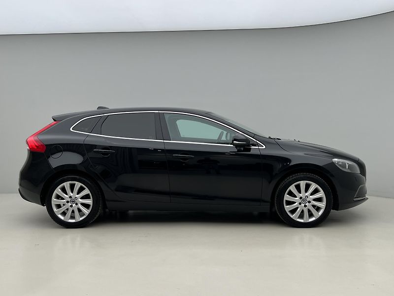 Volvo V40 D2 MOMENTUM - fotka 9 z 34