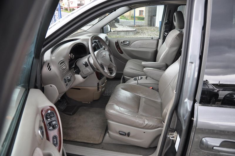 Chrysler Grand Voyager 3.3i 128kW Automat LIMITED - fotka 6 z 18