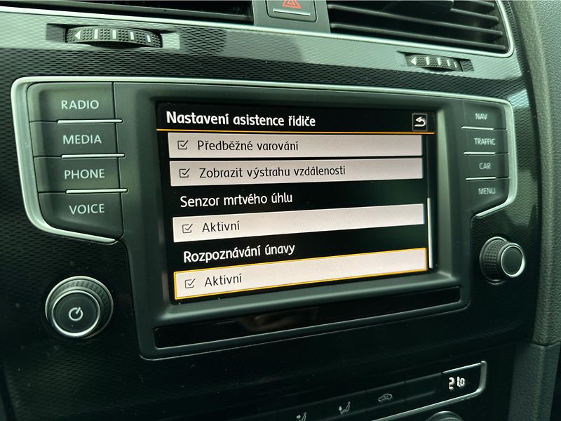 Volkswagen Golf Perfomace 2.0TSI 169 KW - fotka 23 z 25