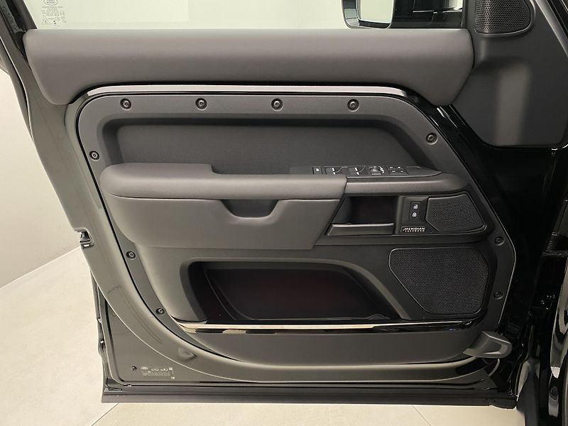 Land Rover Defender (2026) OCTA BLACK AWD AUT - fotka 6 z 79