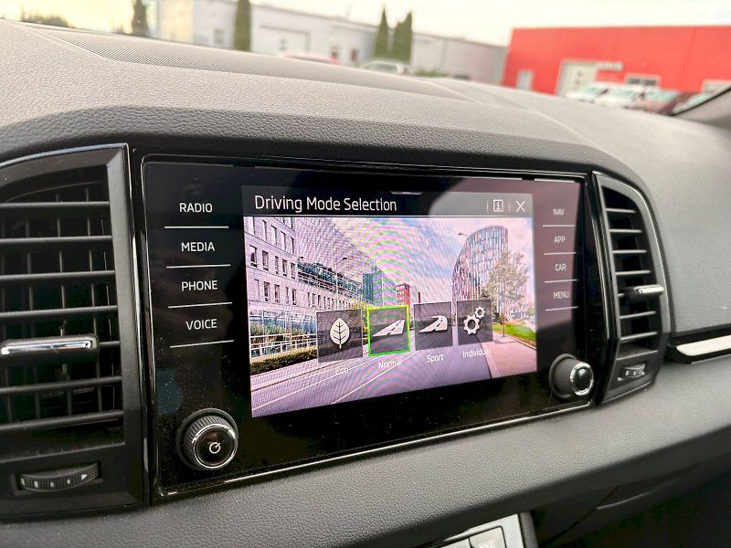 Škoda Karoq (2024) TSI 110 kW Sportline DSG - taž - fotka 18 z 33