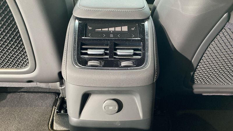 Volvo XC90 (2026) PLUS BLACK EDITION, T8 AWD, 22 - fotka 13 z 14