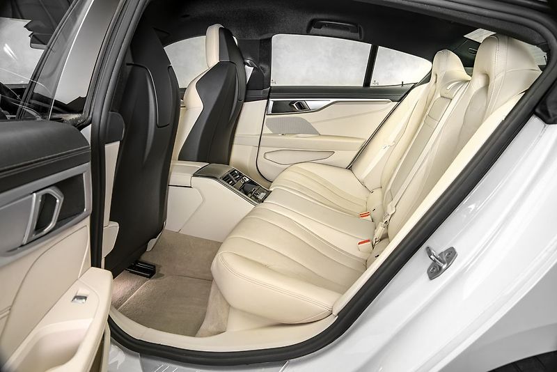 BMW Řada 8 840d x Drive M sport - fotka 15 z 23