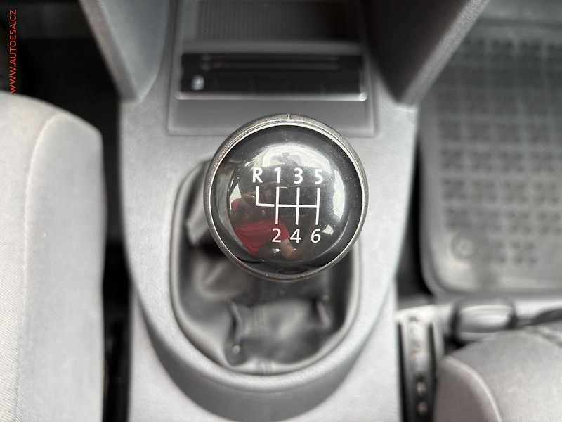 Volkswagen Touran (2013) 2.0TDi, TZ, výhř.sed. - fotka 16 z 16