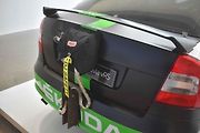 Škoda Octavia Bonneville - sbalený padák na zádi.