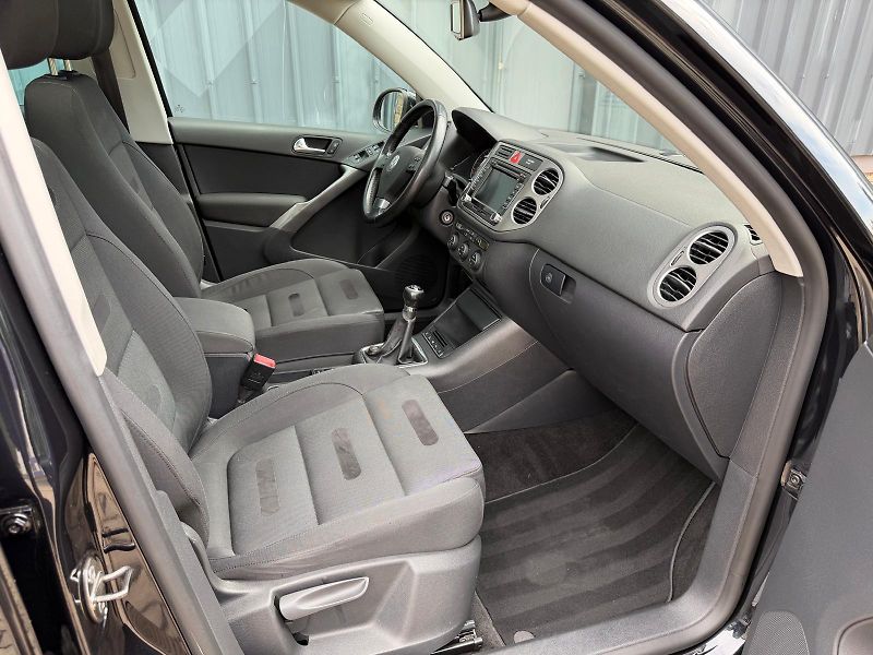 Volkswagen Tiguan 2,0 TDI /4x4/ SPORT / servis.k - fotka 21 z 32